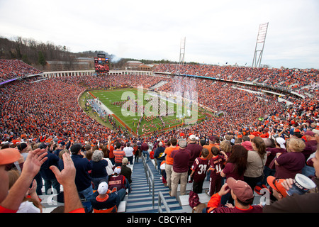 Vista generale dei tifosi seduti nelle gabbie prima che il gioco tra la Virginia Cavaliers e il Virginia Tech Hokies a Scott Stadium, Charlottesville, Virginia, Stati Uniti d'America Foto Stock