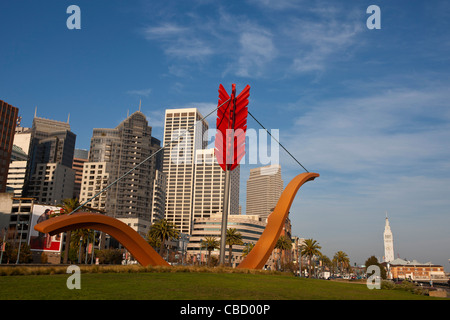 Cupido Romana Span scultura con skyline in background, Rincon Park, San Francisco, California, Stati Uniti d'America Foto Stock
