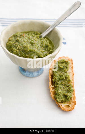 La carota verdi pesto con le mandorle Foto Stock