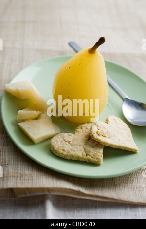 Pere in camicia con lo zafferano, fiocchi d'avena cookies e scaglie di parmigiano Foto Stock