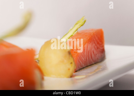 Salmone affumicato e anguilla con crema di caviale e verdure croccanti Foto Stock