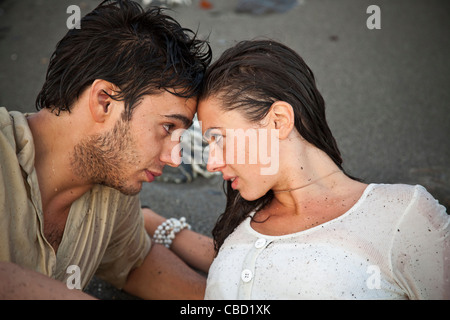 Giovane posa sulla sabbia in spiaggia Foto Stock