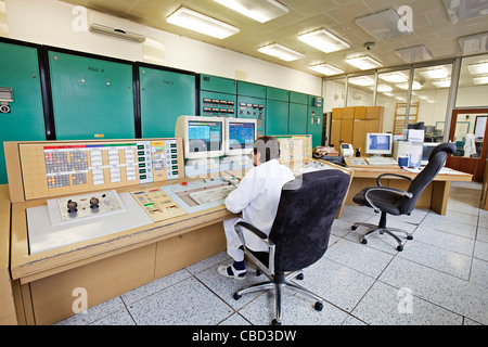 Reattore nucleare LVR-15, stazione di controllo centrale del reattore LVR-15, consiglio di operatore del reattore di ricerca nucleare Foto Stock