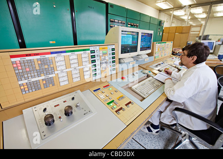 Reattore nucleare LVR-15, stazione di controllo centrale del reattore LVR-15, consiglio di operatore del reattore di ricerca nucleare Foto Stock