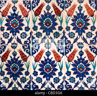 Iznik piastrelle con tulip design, Rustem Pasa moschea, Eminonu, Istanbul, Turchia Foto Stock