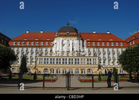 Il maestoso Grand Hotel Sopot sulla costa del Mar Baltico Vicino Danzica visto dalla spiaggia e lato parco Foto Stock