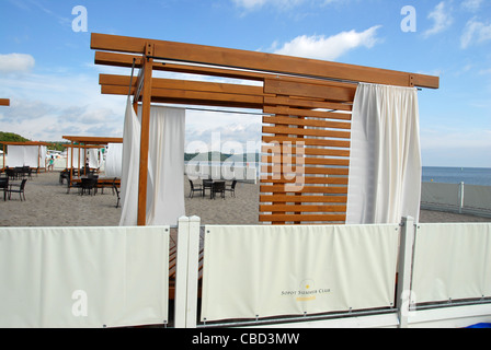 Spogliatoi del beach club dell'albergo 5 stelle Grand Hotel sulla spiaggia nord di Sopot, un Mar Baltico resort Vicino Danzica Foto Stock