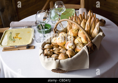 Cestino di pane fresco su ben set table Foto Stock