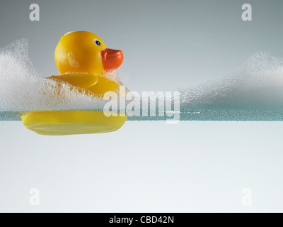 Rubber Duck galleggiante in acqua saponata Foto Stock