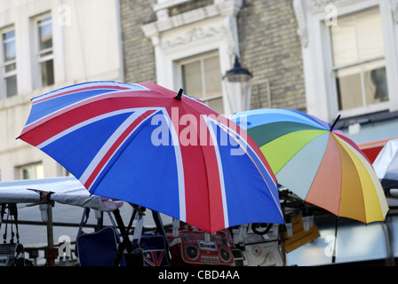 Ombrello colorato presso il Mercato di Portobello, London REGNO UNITO Foto Stock