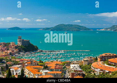 Lerici e il castello sul golfo di La Spezia con l'isola Palmaria, provincia di La Spezia, Liguria, Italia, Europa Foto Stock