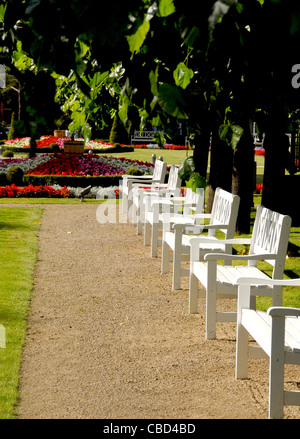 Legno bianco beanches schierate lungo la North Shore beach promenade nel Baltico Pomerania località balneare di Sopot, Polonia Foto Stock