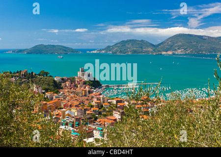 Lerici e il castello sul golfo di La Spezia con l'isola Palmaria, provincia di La Spezia, Liguria, Italia, Europa Foto Stock