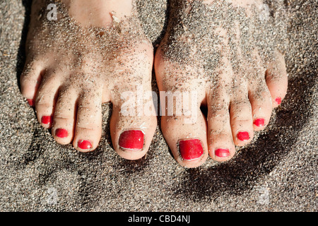 Close up della donna i piedi nella sabbia Foto Stock