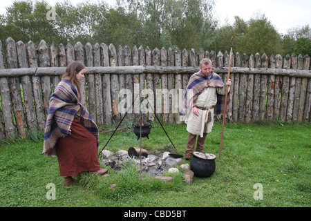 Caratteri celtica presso la ricostruzione dell'età del ferro dimora presso il centro di Navan Fort e vicino a Armagh in Irlanda del Nord. Foto Stock