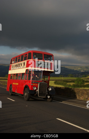 Un annata double decker bus en route per Keighly viaggia attraverso il Yorkshie Dales. Foto Stock