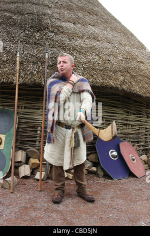 Caratteri celtica presso la ricostruzione dell'età del ferro dimora presso il centro di Navan Fort e vicino a Armagh in Irlanda del Nord. Foto Stock