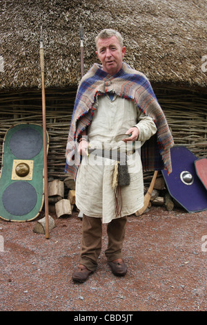 Caratteri celtica presso la ricostruzione dell'età del ferro dimora presso il centro di Navan Fort e vicino a Armagh in Irlanda del Nord. Foto Stock