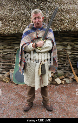 Caratteri celtica presso la ricostruzione dell'età del ferro dimora presso il centro di Navan Fort e vicino a Armagh in Irlanda del Nord. Foto Stock