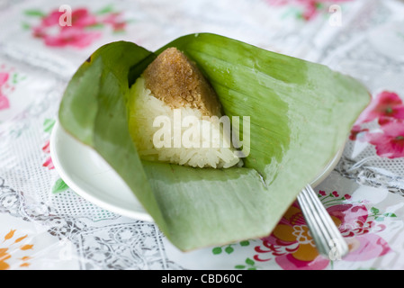 Tigrato inti, a forma di piramide di riso glutinoso avvolto in foglie di banana Foto Stock