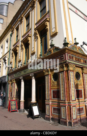 Il Crown Liquor Saloon è una casa pubblica a Belfast, Irlanda del Nord, situato in Great Victoria Street. Foto Stock