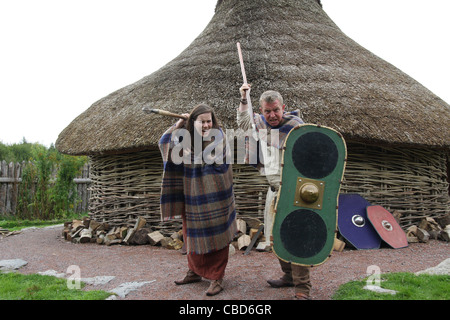 Caratteri celtica presso la ricostruzione dell'età del ferro dimora presso il centro di Navan Fort e vicino a Armagh in Irlanda del Nord. Foto Stock