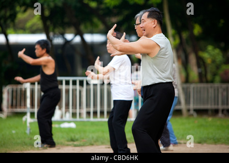 Pubblico di mattina presto Thai Chi esercizio group Hong Kong, Cina Foto Stock