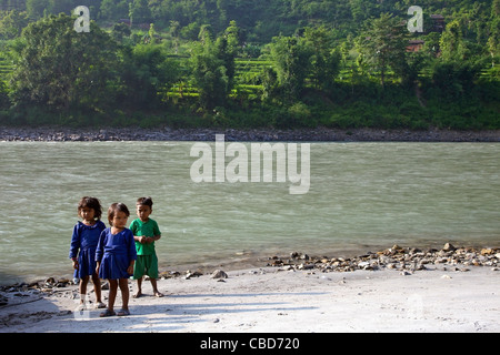 Locali i bambini nepalesi su Sun Kosi river, Nepal, Asia Foto Stock