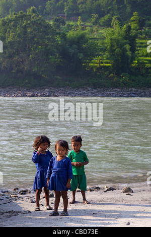 Locali i bambini nepalesi su Sun Kosi river, Nepal, Asia Foto Stock