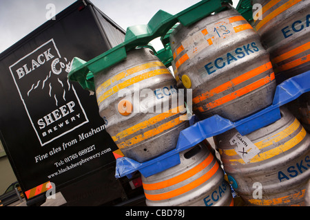 Regno Unito, Inghilterra, Yorkshire, Masham, Black Sheep Brewery, alluminio botti di birra impilati nella zona di carico Foto Stock