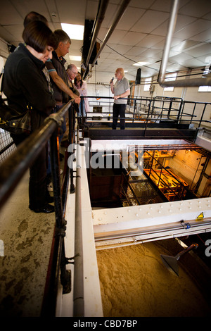 Regno Unito, Inghilterra, Yorkshire, Masham, Black Sheep Brewery, visitatori sul tour guidato al di sopra piazza navi di fermentazione Foto Stock