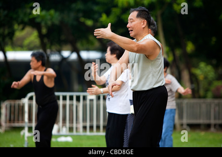 Pubblico di mattina presto Thai Chi esercizio gruppo Foto Stock