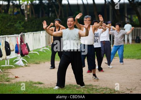 Pubblico di mattina presto Thai Chi esercizio gruppo Foto Stock