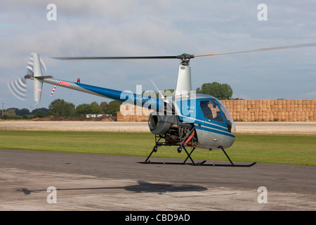 Robinson R22 Beta G-BSGF decollando a Breighton Airfield Foto Stock