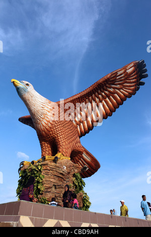 La piazza dell'Aquila e la gigantesca scultura di un'aquila di mare sul lungomare di Langkawi. Il Langkawi, Kedah, Malaysia, Asia sudorientale, Asia Foto Stock