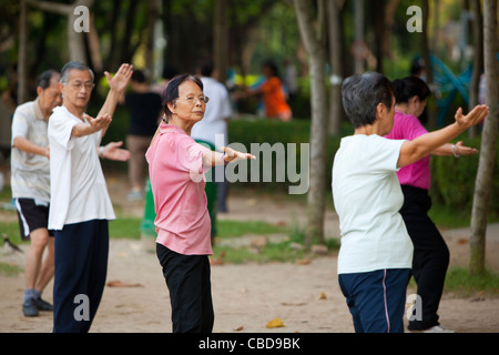 Pubblico di mattina presto Thai Chi esercizio gruppo Foto Stock