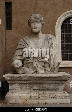 Madama Lucrezia. Roman busto colossale, possibile rappresentazione della dea Iside. Piazza San Marco. Roma. L'Italia. Foto Stock
