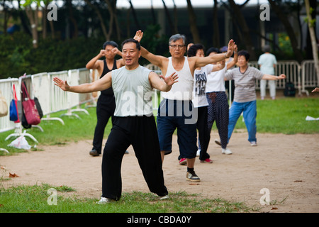 Pubblico di mattina presto Thai Chi esercizio gruppo Foto Stock