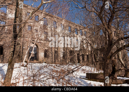 Rovinato hotel si affacciano sulla montagna vicino a Woodstock. Catskill Mountains, nello Stato di New York. Foto Stock