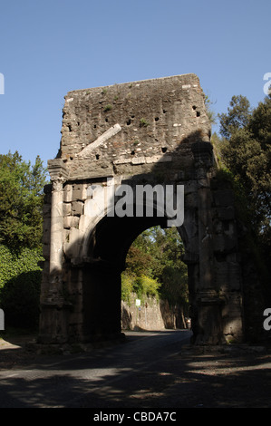 Arco di Druso. 3. secolo. Parte di un acquedotto costruito dall'imperatore Caracalla (211-217) per la fornitura di acqua per i bagni. Roma. L'Italia. Foto Stock