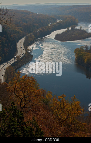 Delaware fiume che scorre attraverso il Delaware Water Gap; nuova frontiera Jersey-Pennsylvania. Stati Uniti d'America Foto Stock