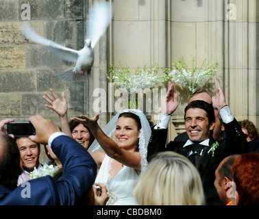 Il modello CECA Alena Seredova (sinistra) si sono sposati a Praga con calcio italiano player Gianluigi Buffon (a destra) il 16 giugno 2011. Foto Stock