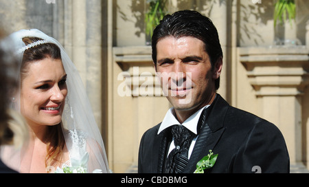 Il modello CECA Alena Seredova (sinistra) si sono sposati a Praga con calcio italiano player Gianluigi Buffon (a destra) il 16 giugno 2011. Foto Stock