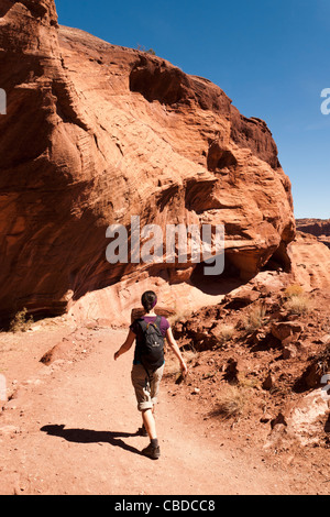 Escursionista sulla Casa Bianca rovina Trail, Canyon De Chelly monumento nazionale. Chinle Arizona, Stati Uniti. Foto Stock