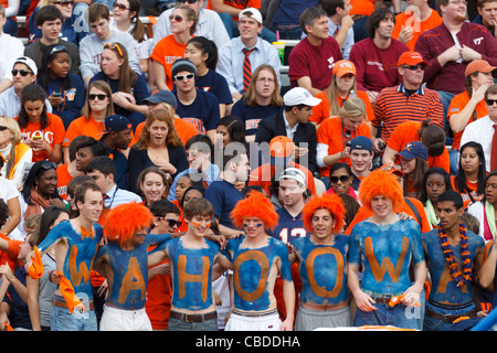 Vista generale dell'università di Virginia gli studenti nelle gabbie prima della partita contro il Virginia Tech Hokies a Scott Stadium, Charlottesville, Virginia, Stati Uniti d'America Foto Stock