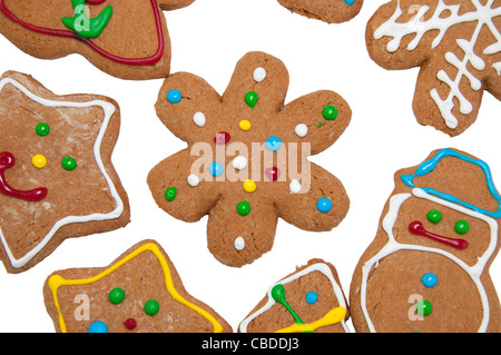 Il simbolo del fiocco di neve gingerbread cookie in mezzo ad altri coloratissimi gingerbread cookie su sfondo bianco Foto Stock
