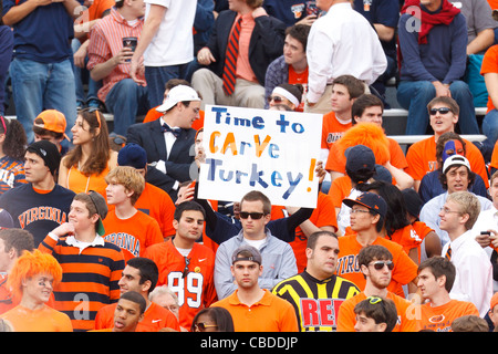 Università della Virginia gli studenti nelle gabbie prima della partita contro il Virginia Tech Hokies a Scott Stadium, Charlottesville, Virginia, Stati Uniti d'America Foto Stock