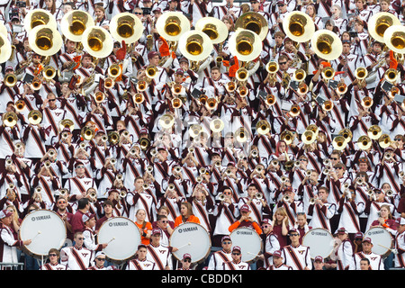 Il Virginia Tech Hokies band suona in gabbie prima della partita contro la Virginia Cavaliers a Scott Stadium, Charlottesville, Virginia, Stati Uniti d'America Foto Stock