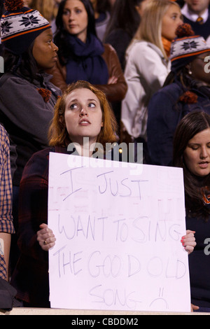 Un deluso femmina Virginia Cavaliers ventola in stand durante il quarto trimestre contro il Virginia Tech Hokies a Scott Stadium, Charlottesville, Virginia, Stati Uniti d'America Foto Stock