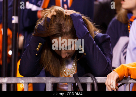 Un deluso femmina Virginia Cavaliers ventola in stand durante il quarto trimestre contro il Virginia Tech Hokies a Scott Stadium, Charlottesville, Virginia, Stati Uniti d'America Foto Stock